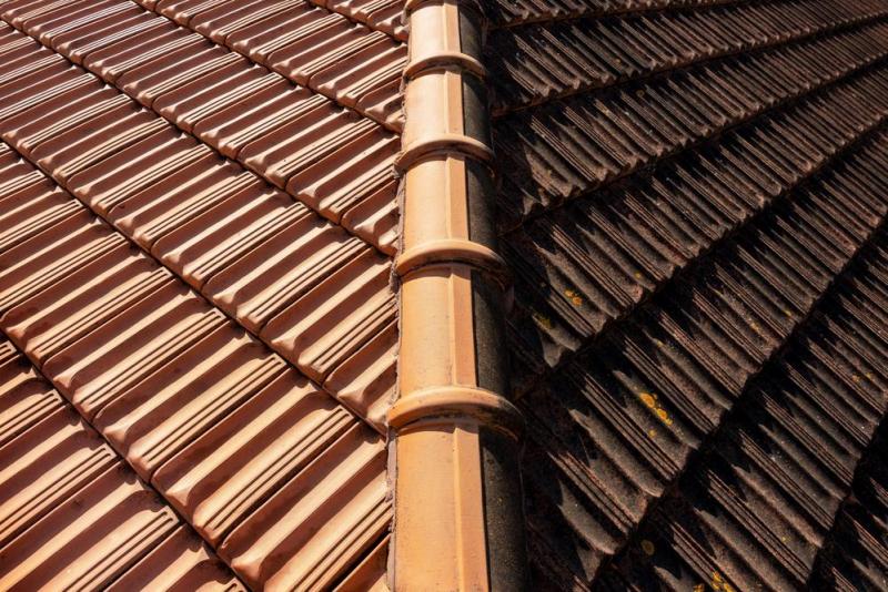 Remplacement des tuiles &agrave; Billom : pr&eacute;servez le cachet de votre toiture